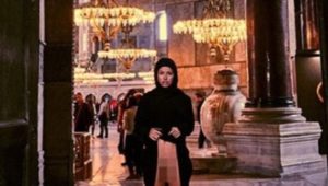 Verschleiert unten ohne: Model zieht in ehemaliger Moschee Kleid hoch