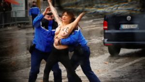 Paris: Barbusige Femen-Demonstrantin läuft in Donald Trumps Wagenkolonne