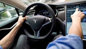 Lkw drängt Luxusauto in Autobahn-Baustelle und flüchtet – Fahrer verunglückt mit Tesla