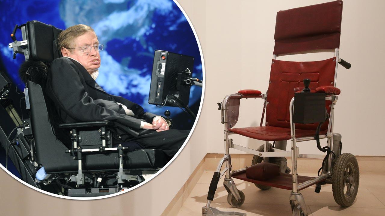 Hawkings alter Rollstuhl versteigert