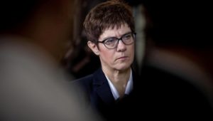 Armut in Deutschland: Kramp-Karrenbauer warnt vor „sozialem Sprengsatz“