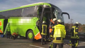 Fahrgäste in Flixbus ahnen nichts Böses – dann rast Reisebus plötzlich in Stauende