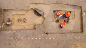 „Sieht aus, als ob sie küssen“: 5000 Jahre altes Steinzeit-Grab entdeckt