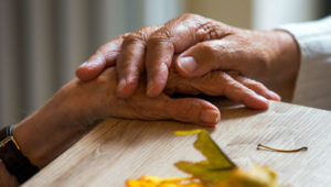 Paar stirbt zeitgleich Hand in Hand – nach 70 Jahren Ehe