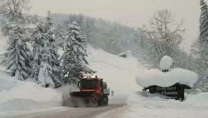 Wetter – Schneechaos im Newsblog: Zahlreiche Glätte-Unfälle – Frau stirbt in Stau auf A8
