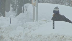 Wintereinbruch im Newsblog: Bis zu 10 Meter hohe Schneewehen in Österreich