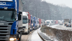 Ignorierten 60 Lkw-Fahrer bei Mega-Stau auf glatter Autobahn die Verkehrsregeln? Polizei ermittelt