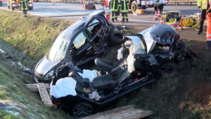 Schwerer Unfall mit Zwillingen im Auto – Mutter macht schlimmen Fehler