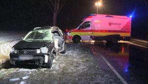 VW prallt gegen Baum: Fahrer bei Unfall verletzt – Autofahrer erschüttern Ersthelfer
