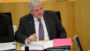 Volker Bouffier: Hessens Ministerpräsident ist an Hautkrebs erkrankt