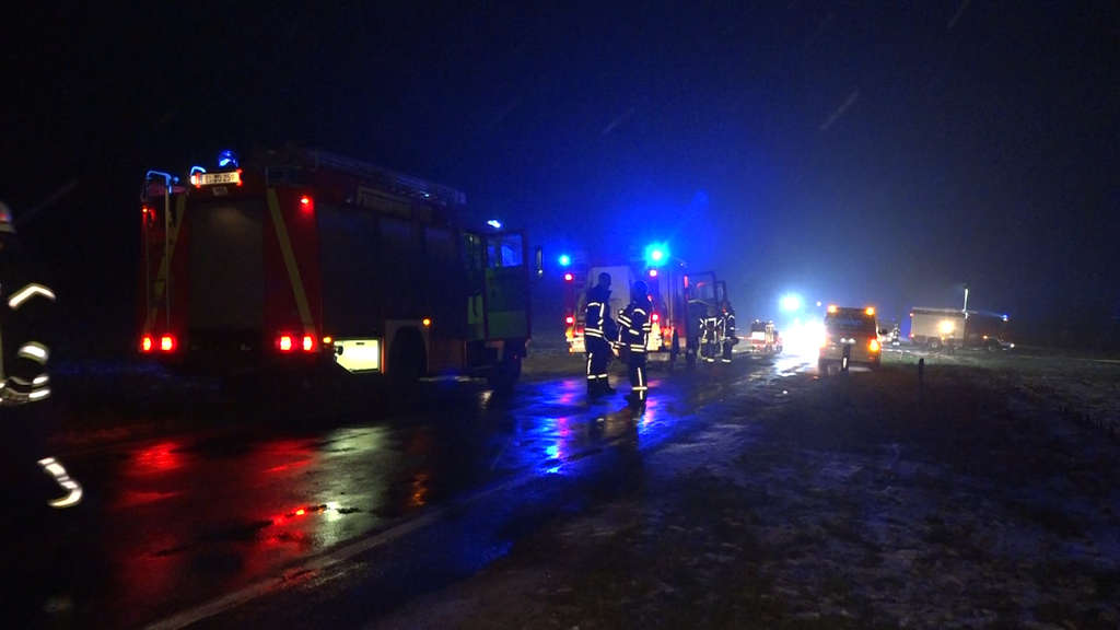 Auto rast in Boßel-Gruppe: Zwei Menschen lebensgefährlich verletzt – Jetzt sucht die Polizei nach Zeugen 