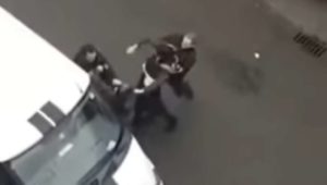 Polizei stoppt Auto von Paar – plötzlich spielen sich diese schrecklichen Szenen ab