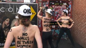 Weltfrauentag: Femen-Aktivistinnen zerlegen Sichtschutz im Rotlichtviertel