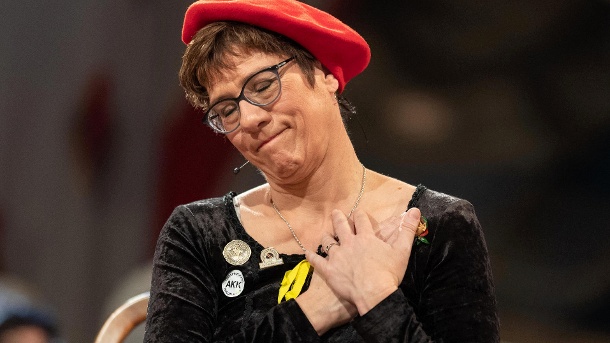 Kritik an Kramp-Karrenbauer: Sie scherzt beim Karneval über Intersexuelle