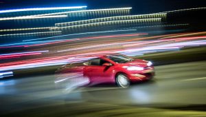Audi rast ungebremst auf Zebrastreifen zu – Zeuge nimmt sofort Verfolgung auf