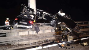 Mit 560 PS gegen Mast! Audi-Fahrer tot – dieser Unfall schockiert sogar Einsatzkräfte