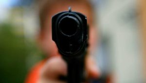 Irrer Mann (36) bedroht Passanten mit Schusswaffe – dann kommt die Polizei