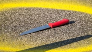 Beziehungs-Streit eskaliert: Ehemann geht mit Messer auf seine Frau los – tot