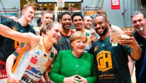 Nach Ausschreitungen in Chemnitz: Merkel besucht angegriffene Lokale