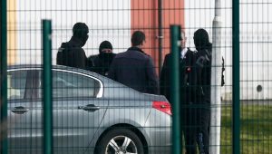 Frabkreich: Islamist verletzt Polizisten, verschanzt sich in Gefängnis
