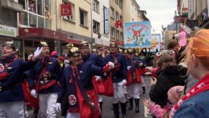 Karneval im Newsblog: In Düsseldorf hält Goebbels einen Baby-Höcke