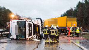 Schwerer Unfall auf der A24: Fahrzeuge krachen in umgekippten Viehtransporter – drei Tote