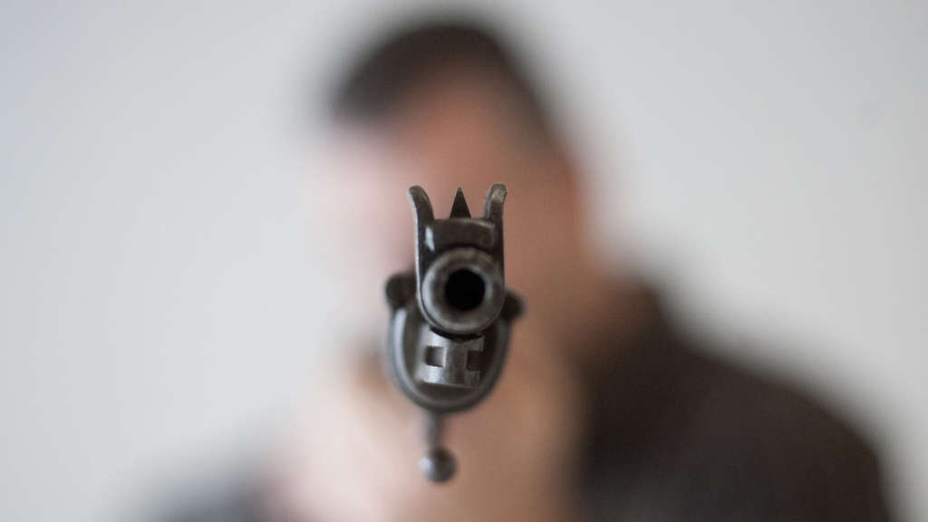 Überfall mit Waffe! Polizei schnappt Täter – sein Alter macht fassungslos