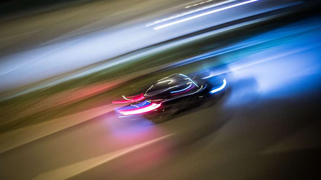 Illegales Autorennen in Innenstadt? Mercedes und BMW geben Gas – mit bitteren Folgen