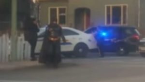 Irre Szenen von Einsatz: Polizei zückt Waffen – dann mischt Batman mit
