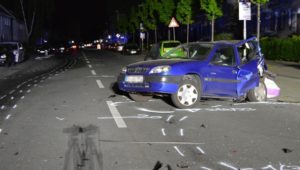 Moers in NRW: Illegales Autorennen – Unbeteiligte 43-jährige Frau stirbt