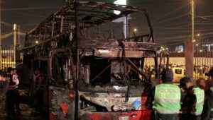 Brand an illegalem Busbahnhof in Lima: 17 Tote