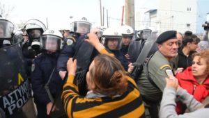 Griechenland: Migranten versuchen Polizeisperre zu durchbrechen