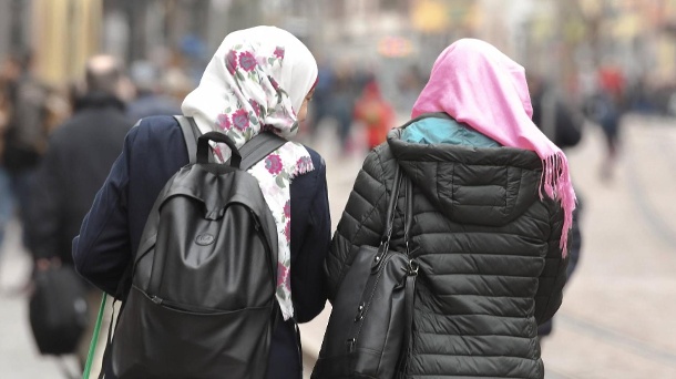 Uni Frankfurt: Rassismus? Kritik an Islam-Forscherin wegen Kopftuchkonferenz