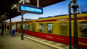 Unfassbare Schmuddel-Szene in S-Bahn – Mutter mit Sohn (5) reagiert