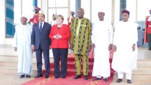 Merkel in Westafrika: „Terroristen sind schnell, wir müssen schneller werden“