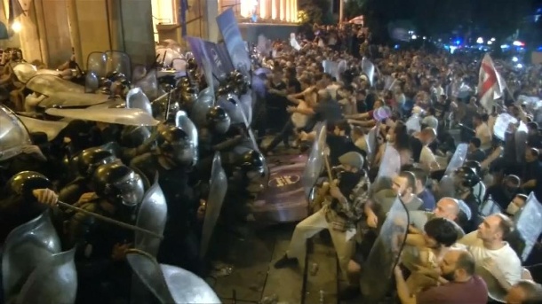 Georgien: Demonstranten stürmen Parlament – 240 Verletzte