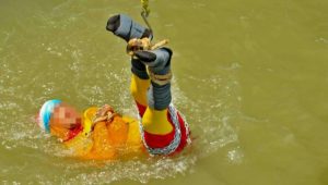 Zauberer mit Stahlseilen gefesselt in Fluss: Trick geht schief – tot