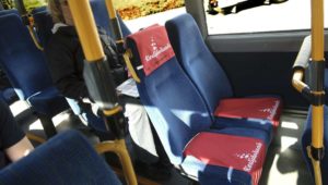 Drama im Bus: Mädchen (6) nimmt Platz – was sich zwischen den Sitzen befindet, ist schockierend