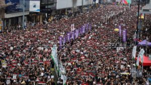 Massenproteste in Hongkong: Regierungschefin entschuldigt sich bei Demonstranten