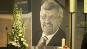 Walter Lübcke: Ermordeter Regierungspräsident in Heimatort beigesetzt