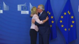 Ursula von der Leyen: Jean-Claude Juncker startet Knuddelattacke