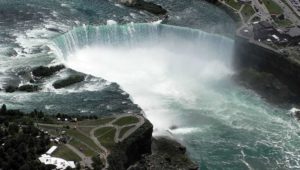 Mann stürzt die Niagarafälle hinunter – als die Polizisten ihn finden, erleben sie ihr blaues Wunder