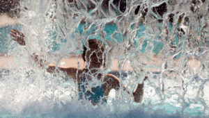 Schwimmbad-Horror! Mann nähert sich zwei Mädchen – plötzlich tut er es